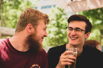 Comment aborder un mec gay en soirée sans paraître lourd : le guide honnête