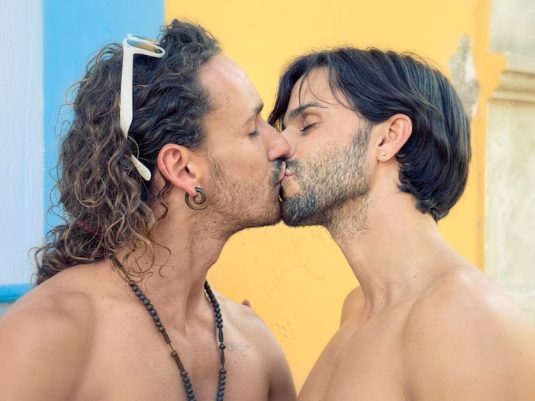 10 signes qu&rsquo;un homme gay est intéressé par toi